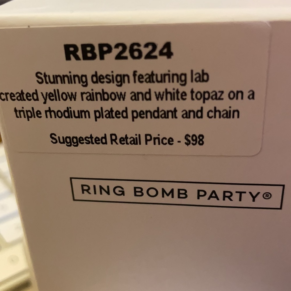 ❌SOLD❌ Ring Bomb Party Necklace - Picture 2 of 2
